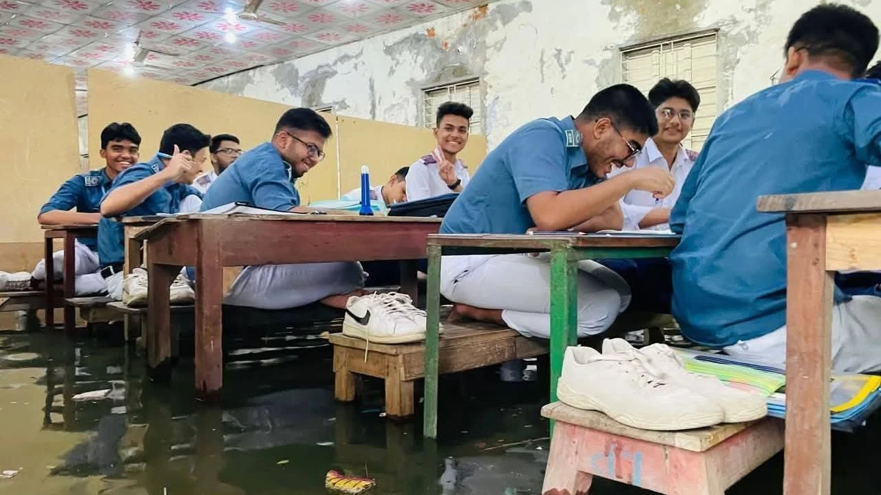 জলাবদ্ধ কুমিল্লায়: বেঞ্চে পা তুলে লিখলো এসএসসি পরীক্ষার্থীরা