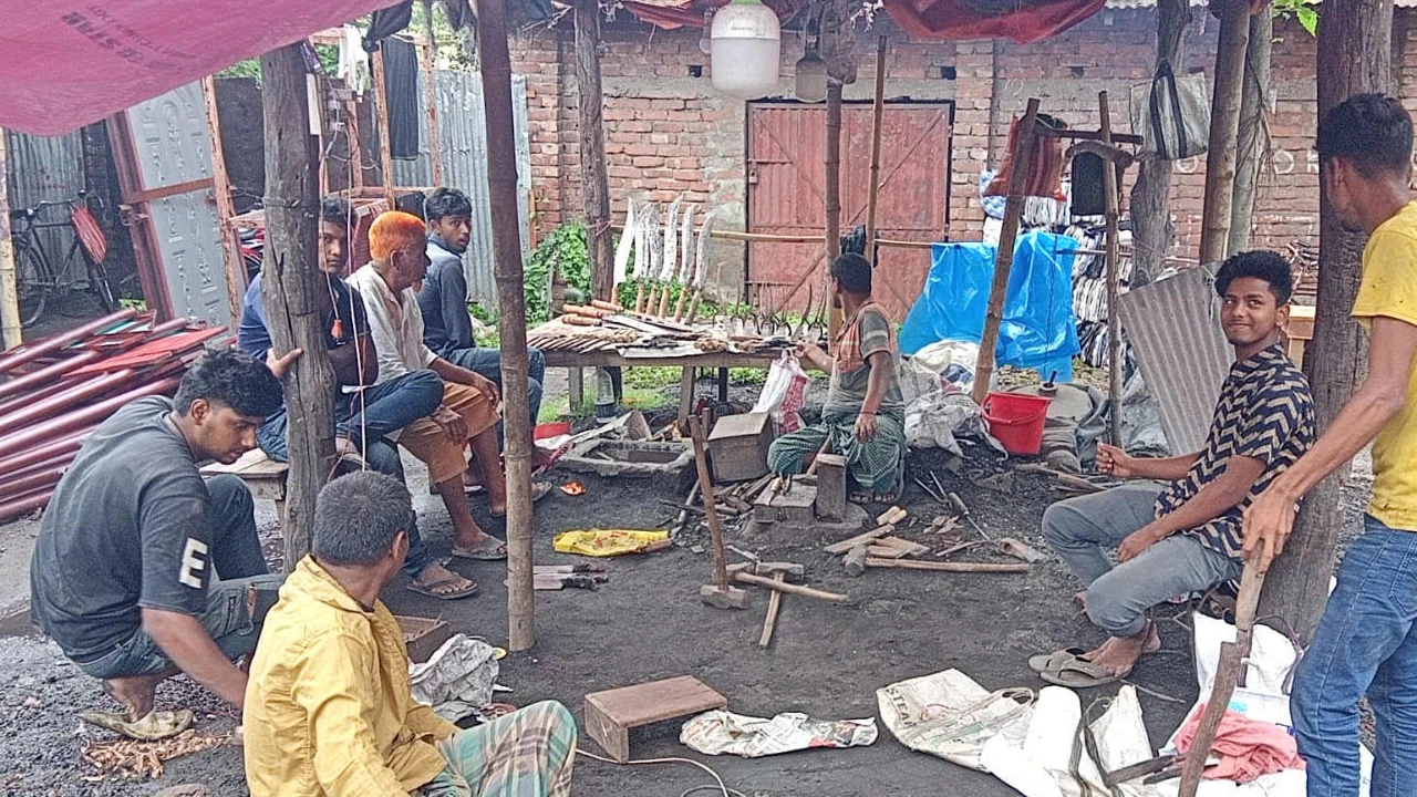 কোরবানির ঈদ ঘিরে ব্যস্ততা বেড়েছে নীলফামারীর কামারদের