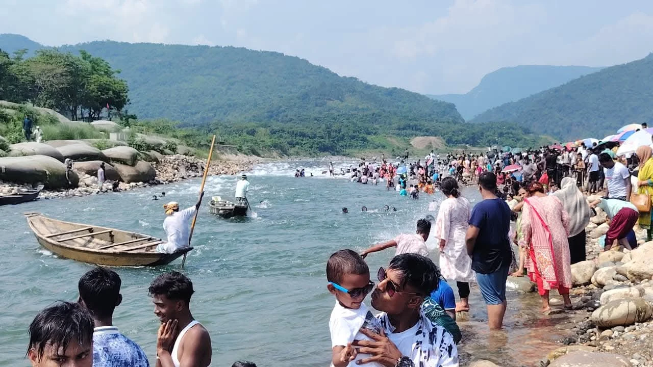 ঈদের ছুটিতে সাদাপাথরে পর্যটকের উপচে পড়া ভিড়