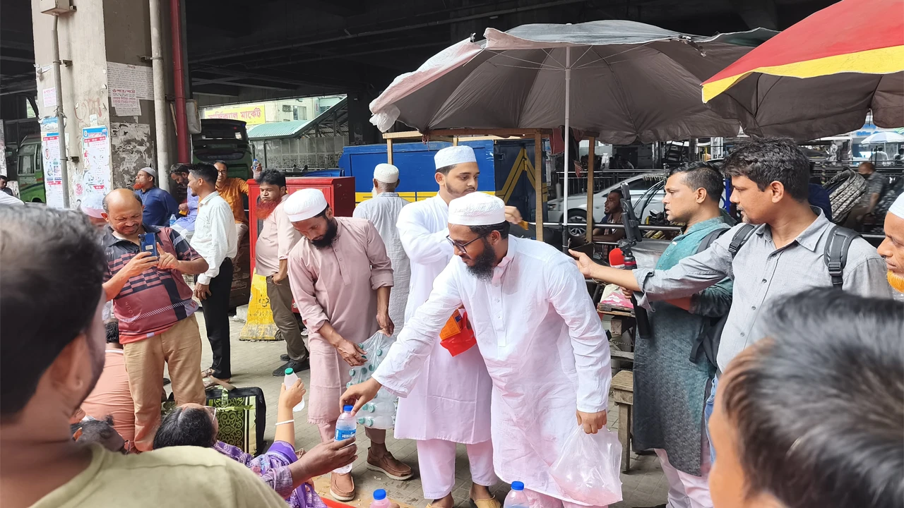 আন্দোলনরত শিক্ষকদের মাঝে ছাত্র জমিয়তের পানি ও স্যালাইন বিতরণ