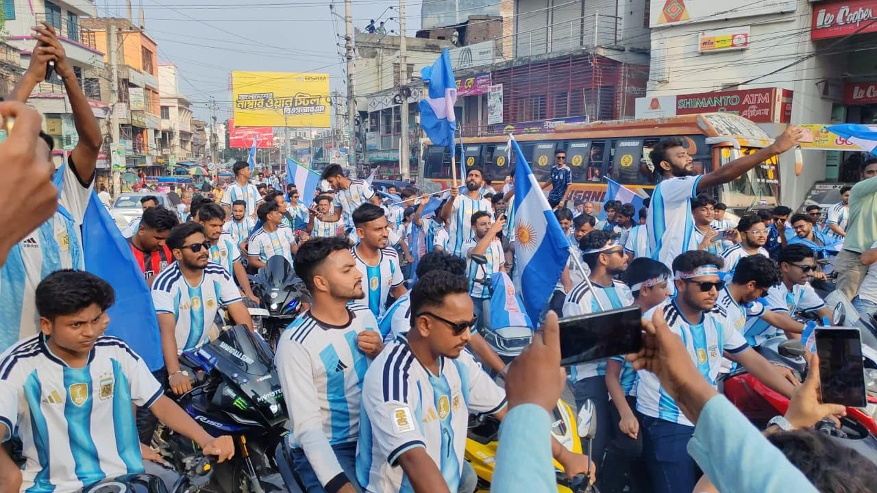 ২০০০ ফুট দীর্ঘ আর্জেন্টিনার পতাকা নিয়ে শোডাউন