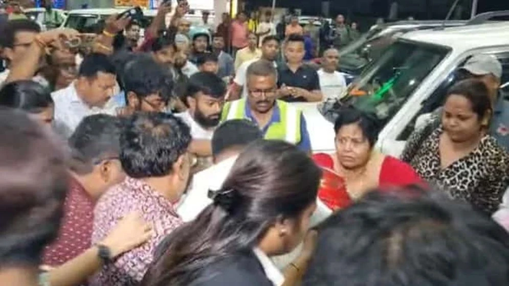 বিমানবন্দরে তৃণমূল-বিজেপি সমর্থকদের সংঘর্ষ