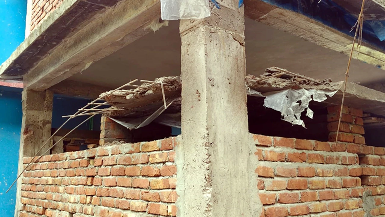 গাংনীতে ধ্বসে পড়লো প্রাথমিক বিদ্যালয়ের নির্মাণাধীন ওয়াশব্লকের ছাদ