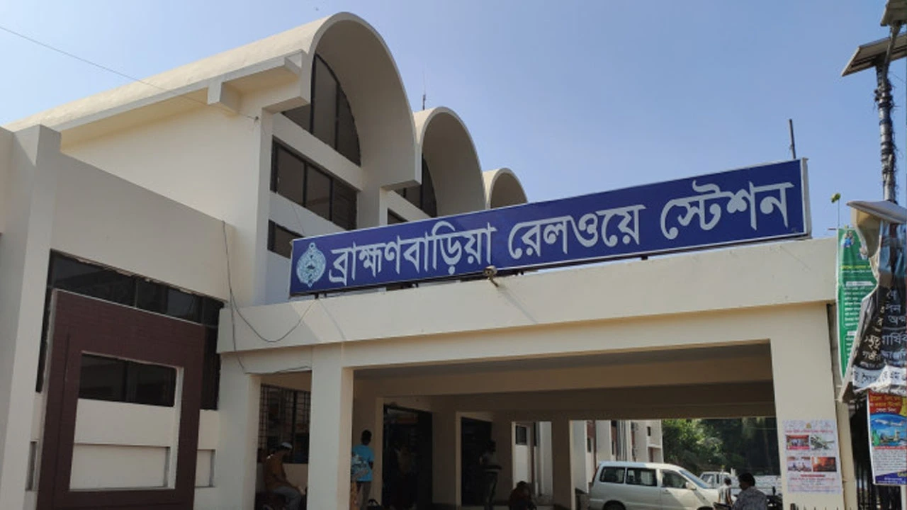 তূর্ণা এক্সপ্রেসে পাথর নিক্ষেপ, চোখ হারালেন আয়কর আইনজীবী