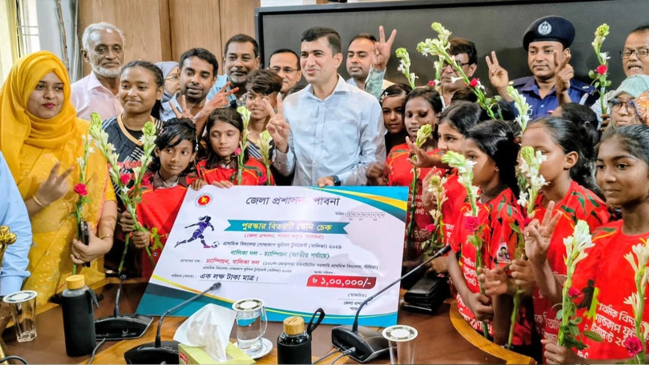 জাতীয় পর্যায়ে প্রাথমিকে চ্যাম্পিয়ন সাঁথিয়ার স্কুলকে সংবর্ধনা