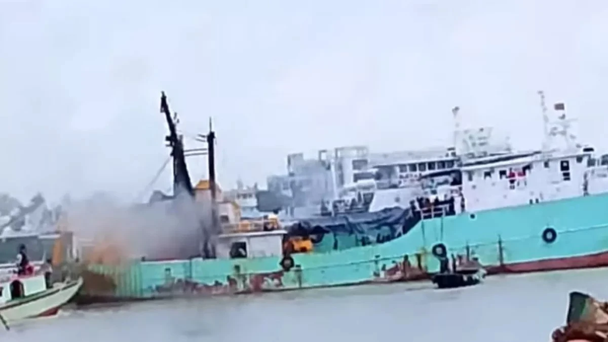 কর্ণফুলী নদীতে ফিশিং ট্রলারে আগুন: দগ্ধ ২ জনের মৃত্যু