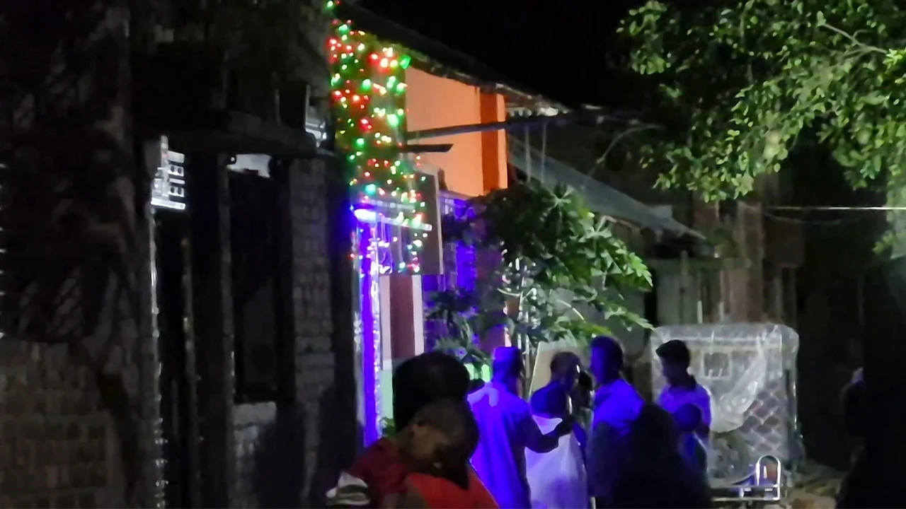 বিয়ের আসরে প্রেমিকার সামনে প্রেমিকের বিষপান