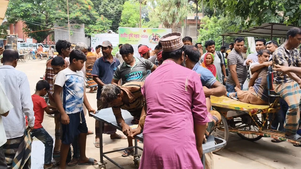 গরু বোঝাই লাটাহাম্বার উল্টে ব্যবসায়ী নিহত