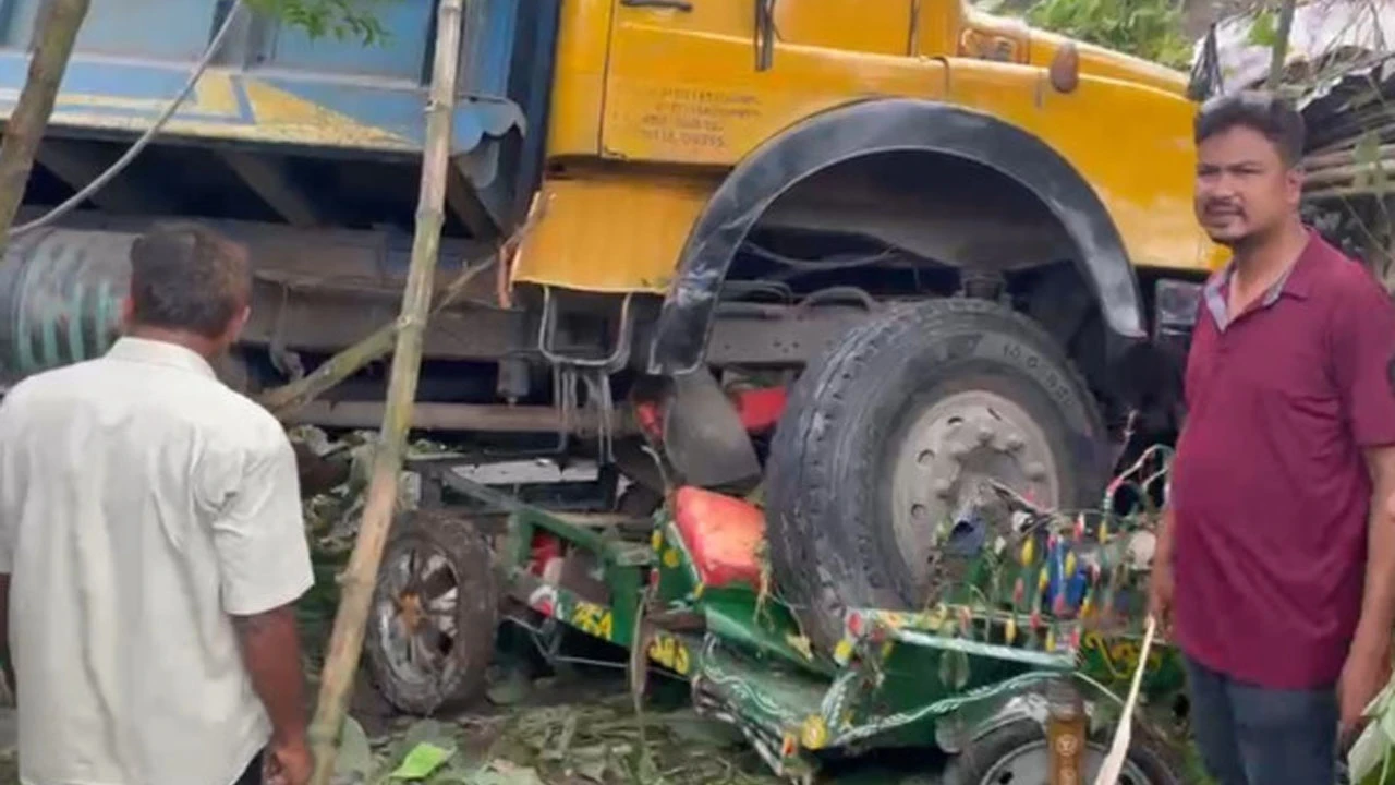 ট্রাকের ধাক্কায় একই পরিবারের ৩ জনসহ নিহত ৪