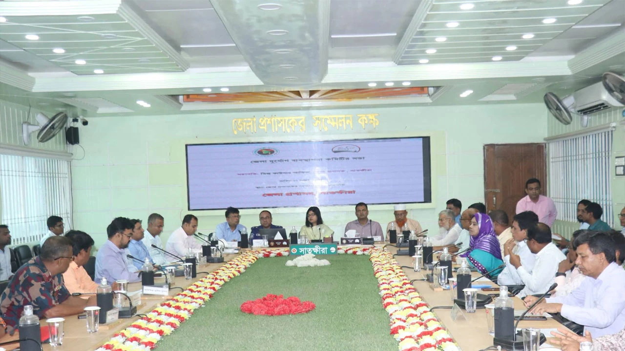 সাতক্ষীরায় অতিবর্ষণে বিদ্যালয় বন্ধ, ভেসে গেছে মাছের ঘের