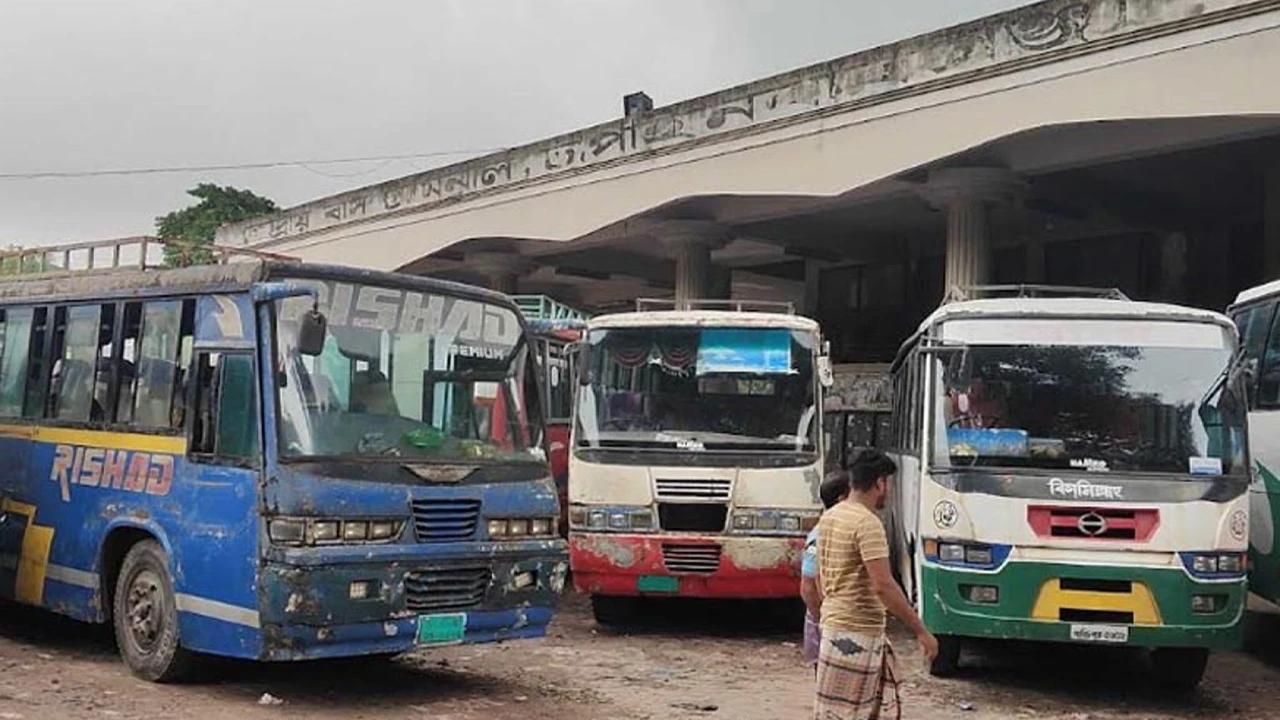 রাজশাহী-চাঁপাইনবাবগঞ্জ বাস চলাচল বন্ধ, ভোগান্তিতে যাত্রীরা