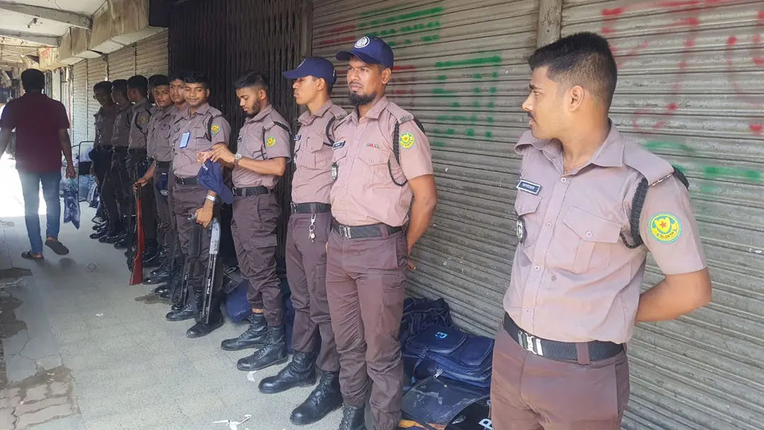 পরীক্ষার্থীদের লংমার্চ: নীলক্ষেত ও সায়েন্সল্যাবে বিজিবি-পুলিশ মোতায়েন
