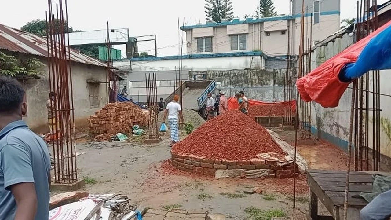 ভালুকায় সরকারি নিয়ম না মেনে বহুতল ভবন নির্মাণের অভিযোগ