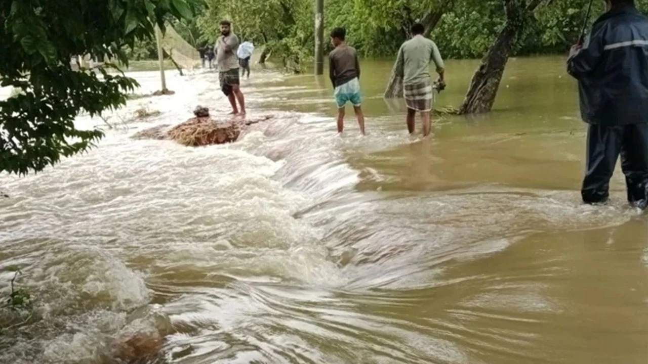 কুশিয়ারায় পানি বিপৎসীমার ওপরে, সতর্কসীমায় দেশের বেশ কিছু নদী