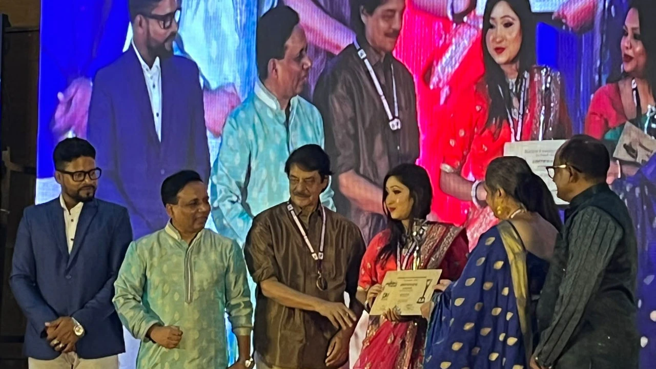 আজীবন সম্মাননা পেলেন রফিকুল আলম ও কনা রেজা