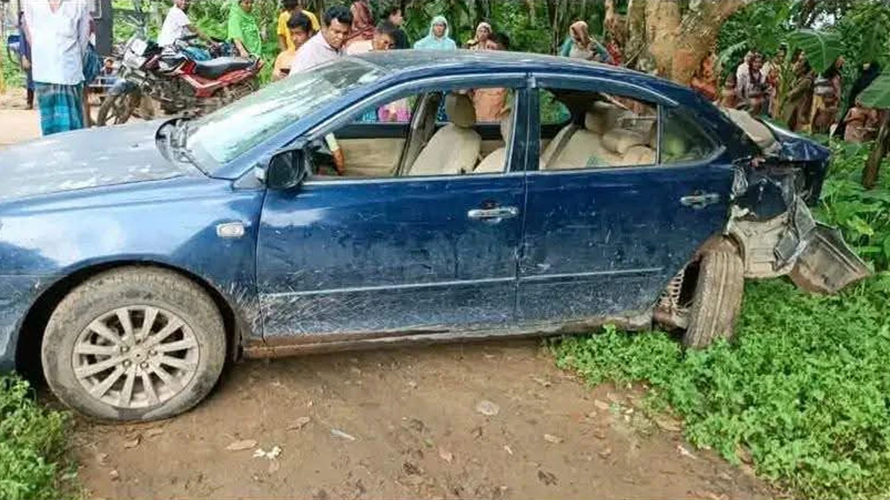 ট্রেনের ধাক্কায় প্রাইভেটকার দুমড়েমুচড়ে নিহত ১