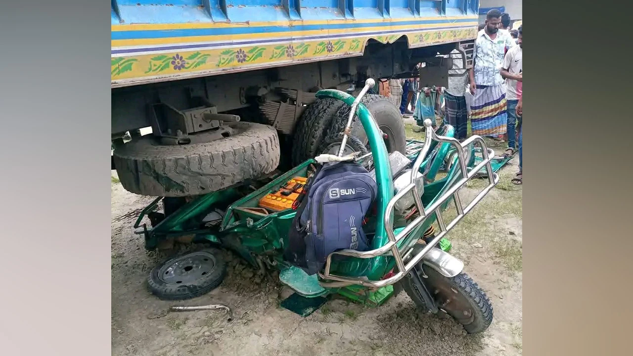 ময়মনসিংহে ট্রাক-অটোরিকশার সংঘর্ষে নিহত ৩