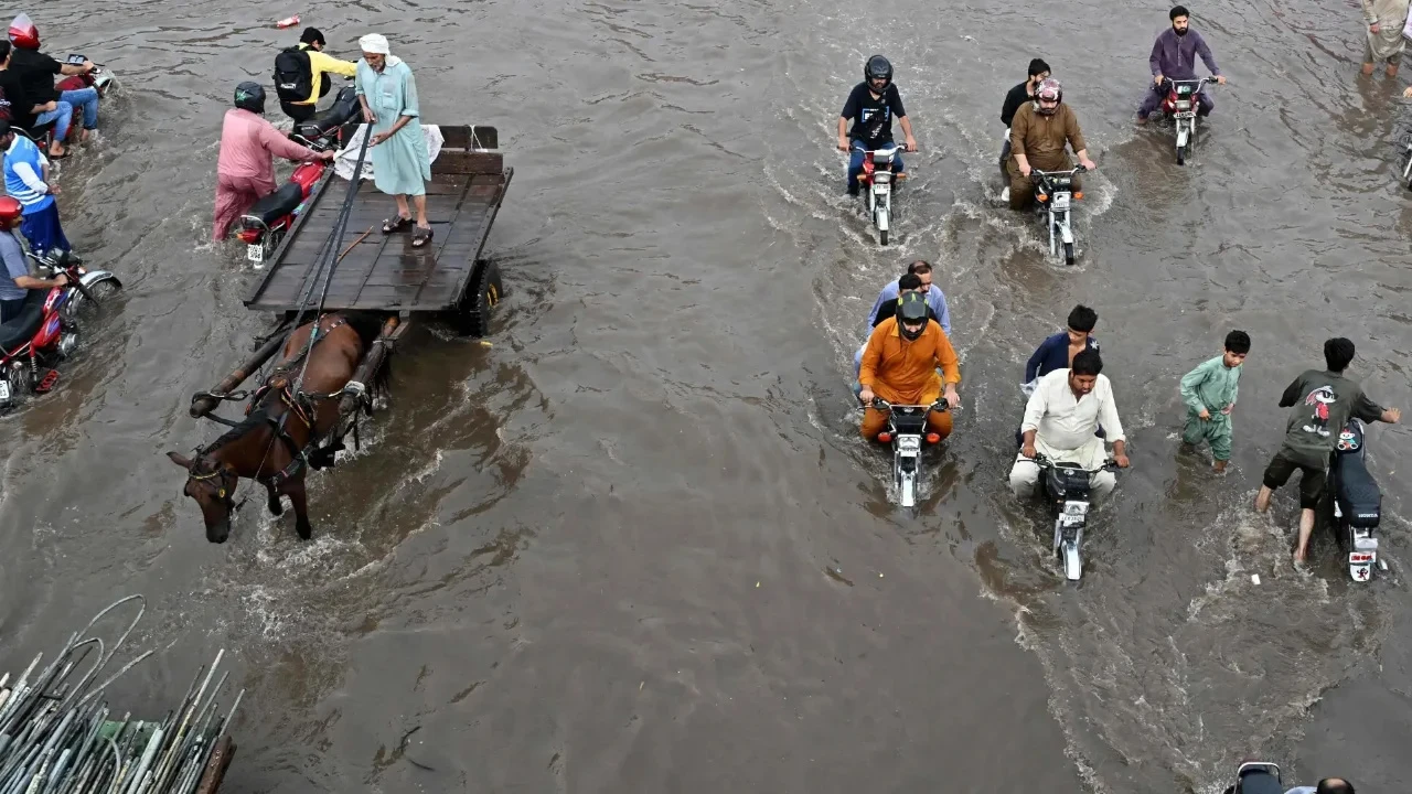 বর্ষাকালীন দুর্যোগ: পাকিস্তানে এক মাসে ১০৭ জনের মৃত্যু