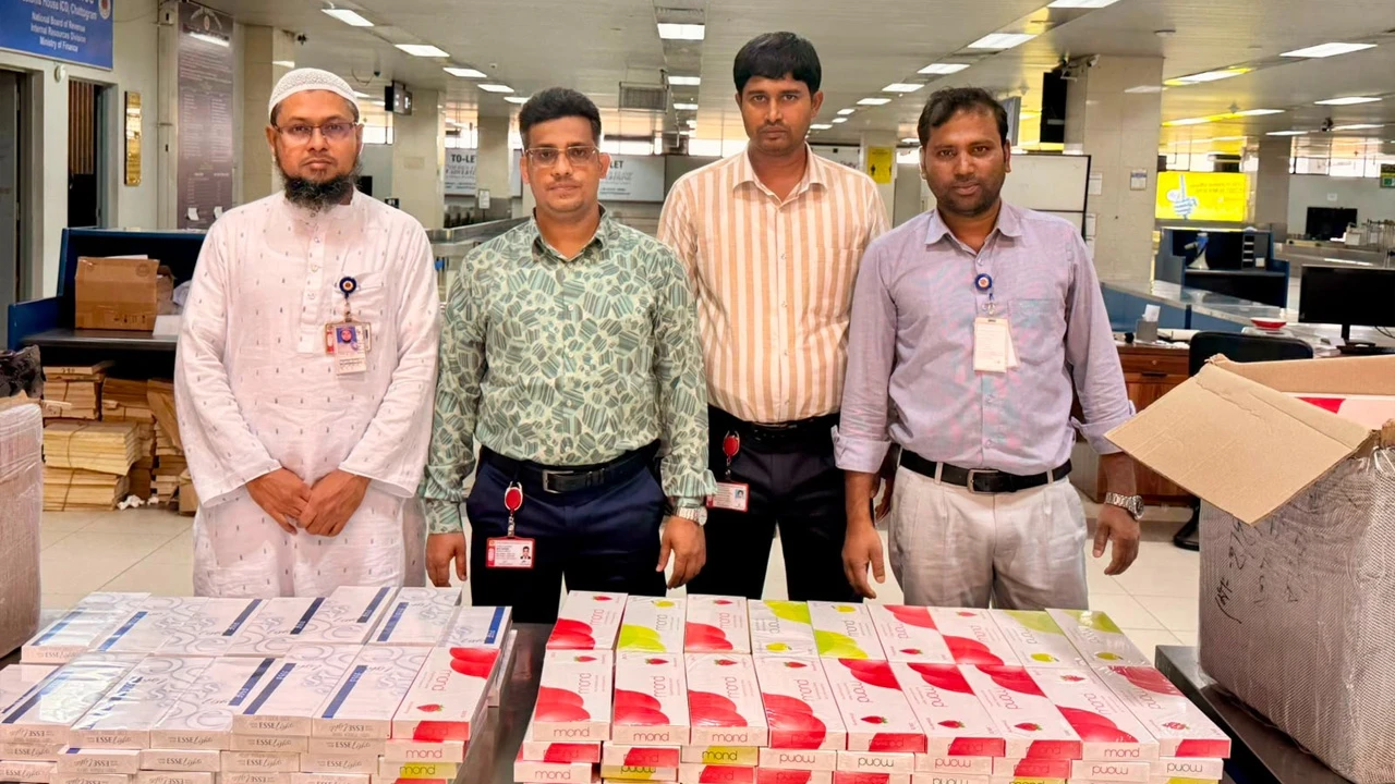চট্টগ্রাম বিমানবন্দরে ৬৫ লাখ টাকার বিদেশি সিগারেট আটক