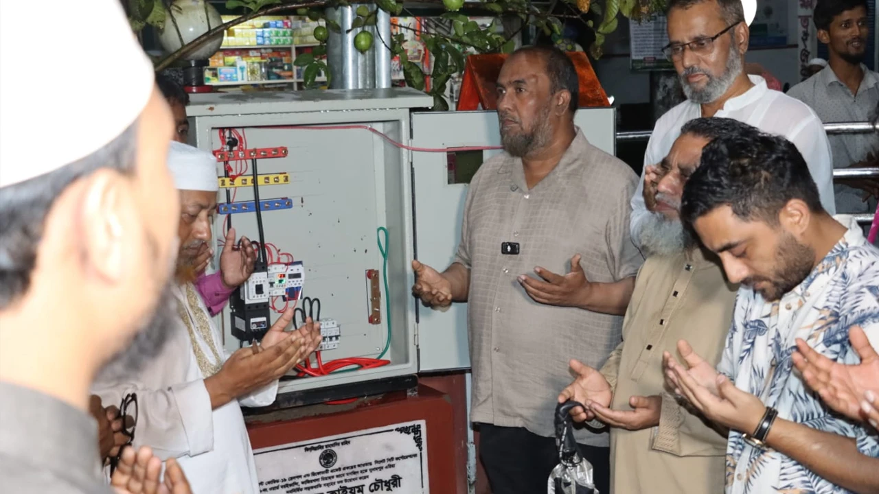 দক্ষিণ সুরমায় আধুনিক আলোকসজ্জা প্রকল্প উদ্বোধনকালে সিসিক প্রশাসক