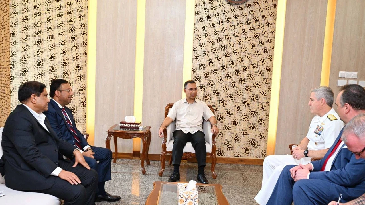 প্রধানমন্ত্রীর সঙ্গে মার্কিন নৌবহর কমান্ডারের সৌজন্য সাক্ষাৎ