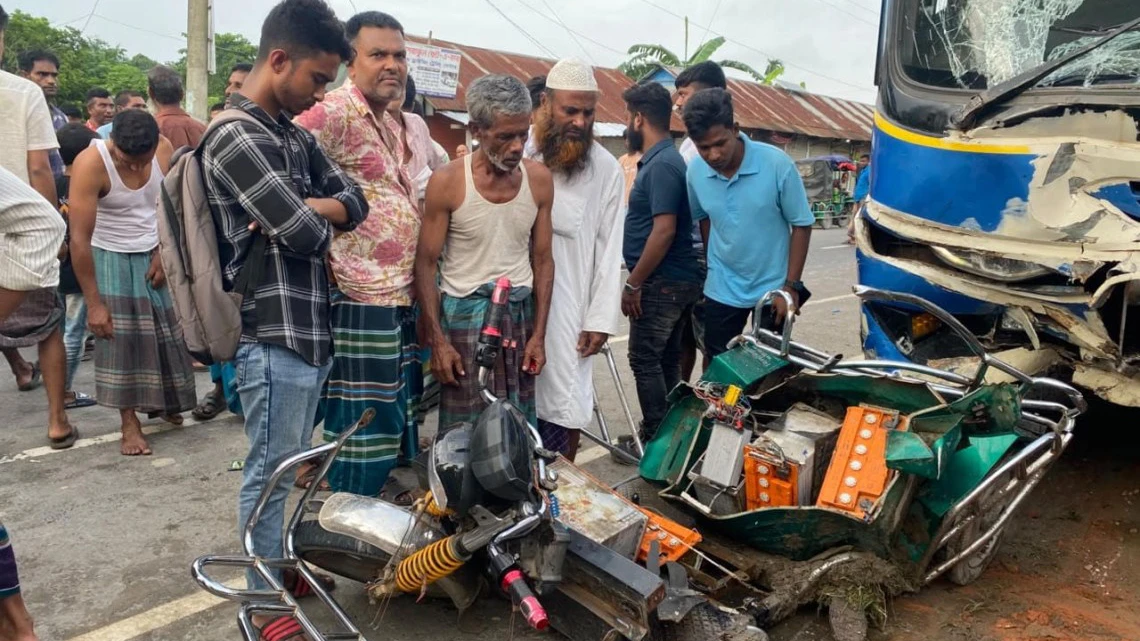 যাত্রীবাহী বাস পিষে দিল অটোরিকশা ২ যাত্রীকে