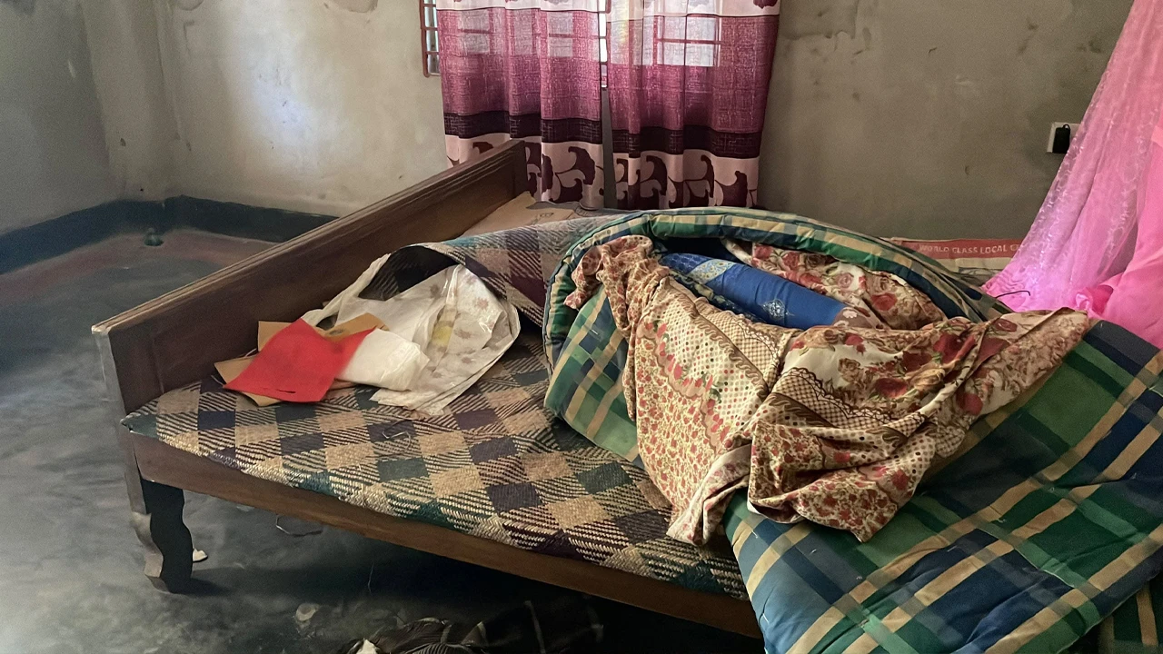প্রবাসীর বাড়িতে ডাকাতি, বৃদ্ধকে কুপিয়ে জখম