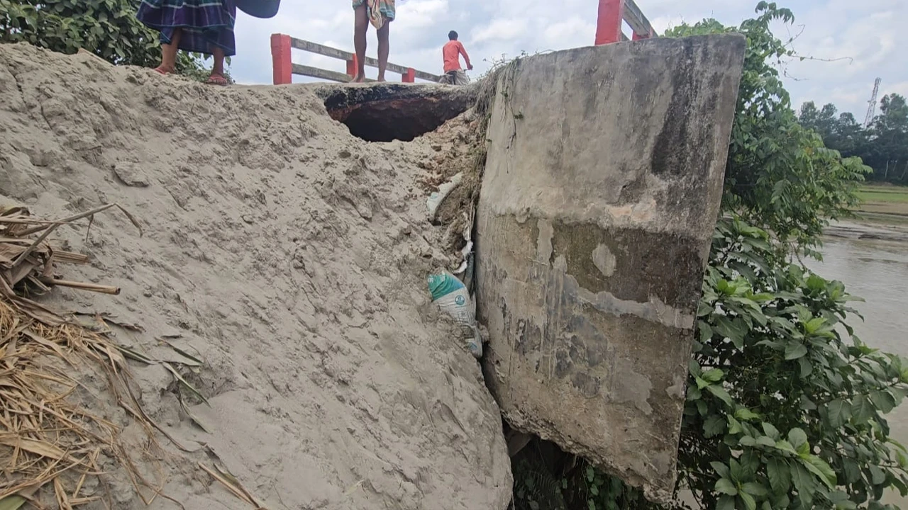 নদীভাঙনে অস্তিত্ব সংকটে সাজেলের চর বাজার ও সেতু