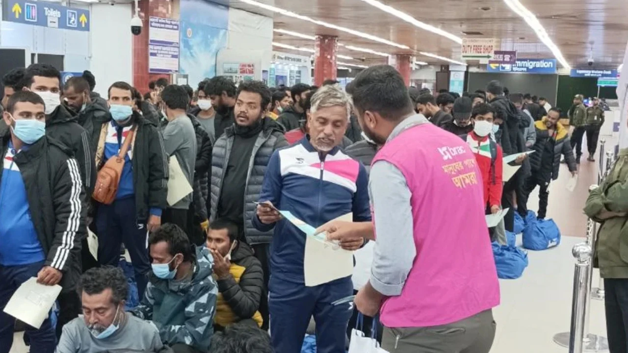 দেশে ফিরলেন লিবিয়ায় বন্দি থাকা ১৭৪ বাংলাদেশি