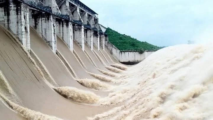 ফারাক্কার সব গেইট খুলে দিতে শুভেন্দুকে বিহারের মুখ্যমন্ত্রীর ফোন