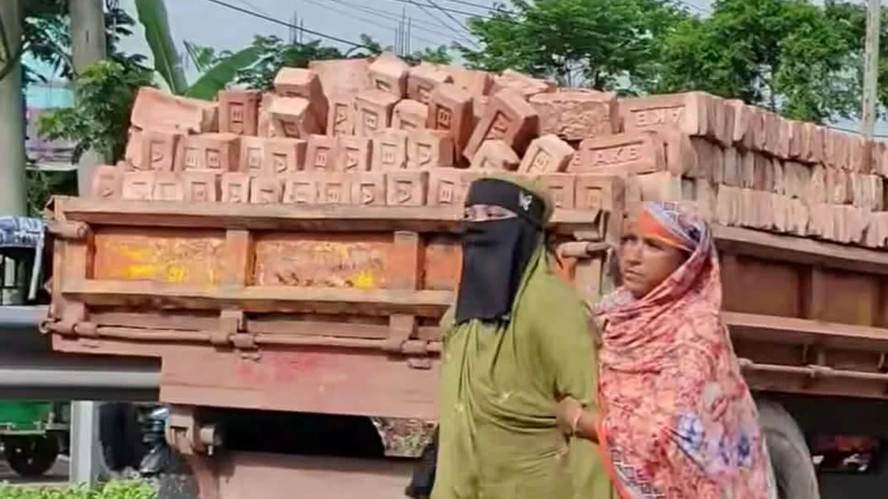 ইটবোঝাই লরি চাপায় শ্রমিক নিহত