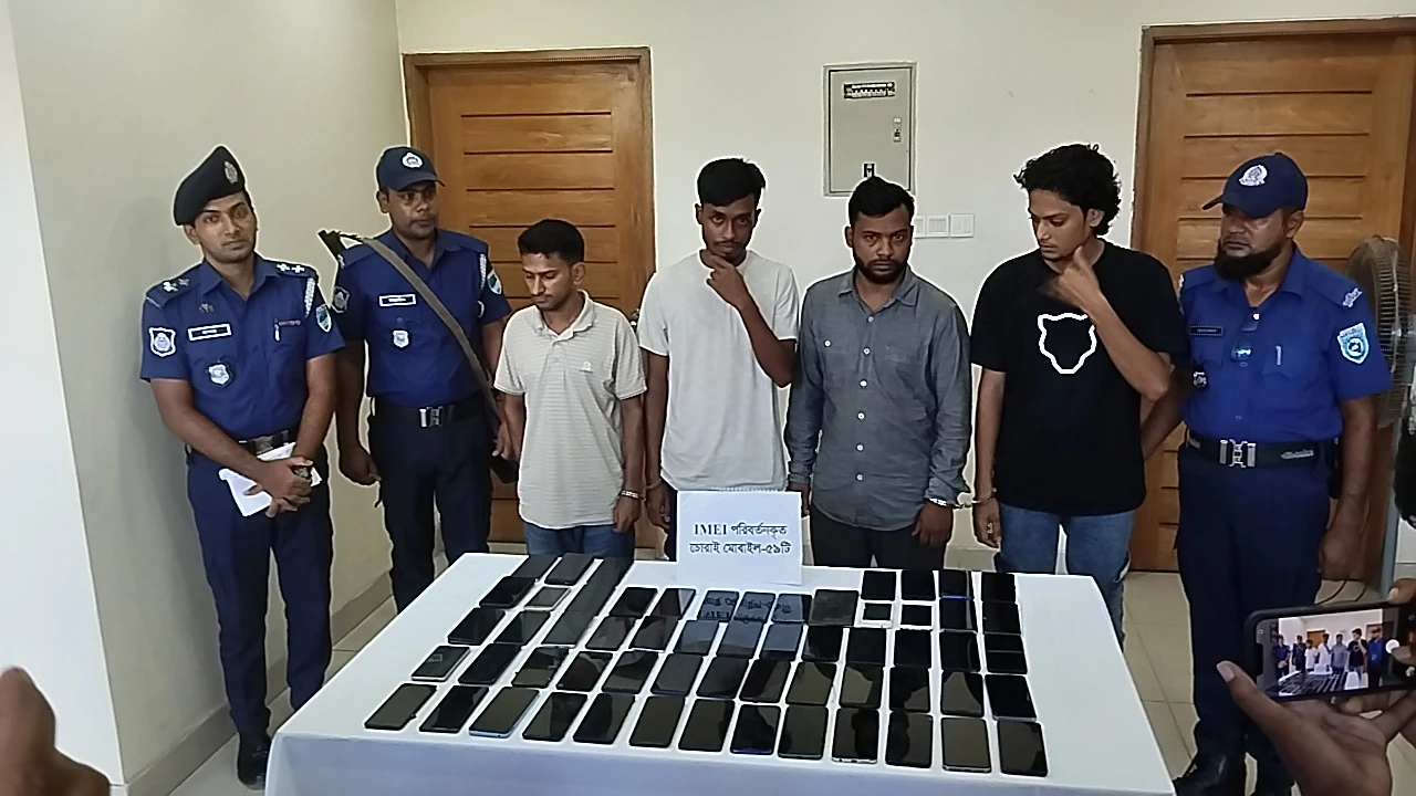 বাগেরহাটে অর্ধশতাধিক চোরাই মোবাইল উদ্ধার, গ্রেপ্তার ৪