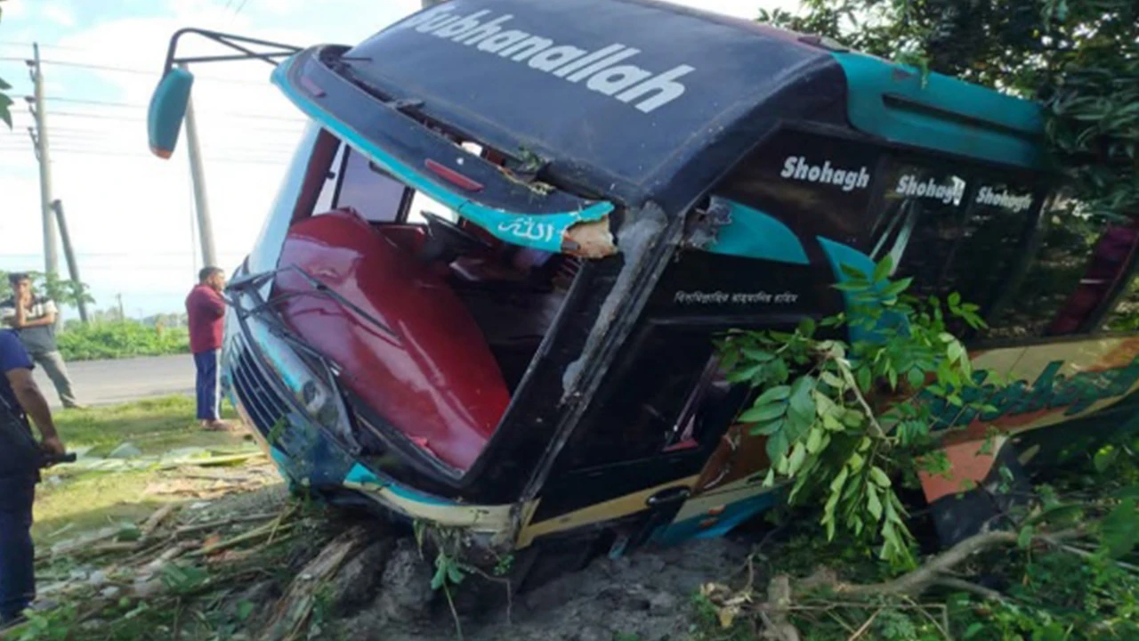 সাতক্ষীরায় বাসের ধাক্কায় পথচারী নিহত