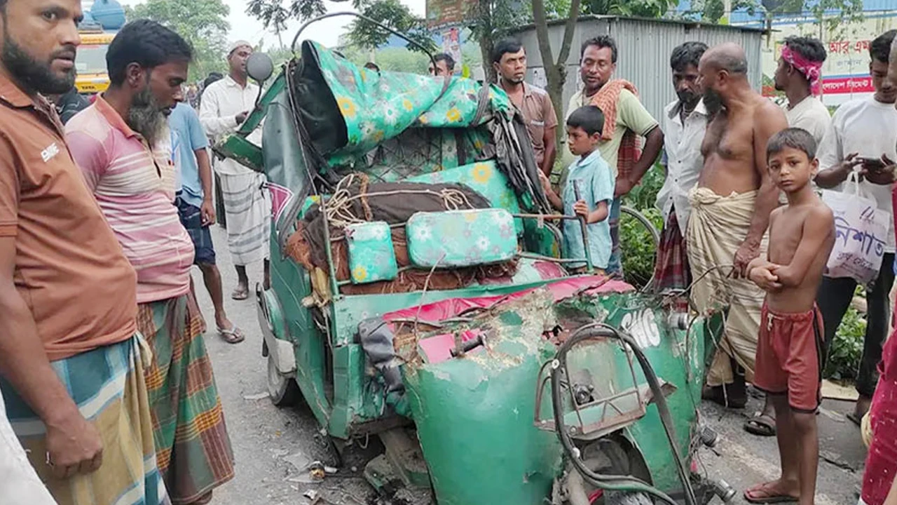 সিরাজগঞ্জে ট্রাক-সিএনজির সংঘর্ষে নিহত ২