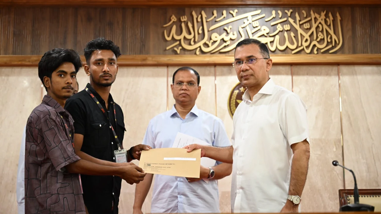 গুম-খুন ও শহীদ পরিবারের হাতে নিয়োগপত্র তুলে দিলেন প্রধানমন্ত্রী