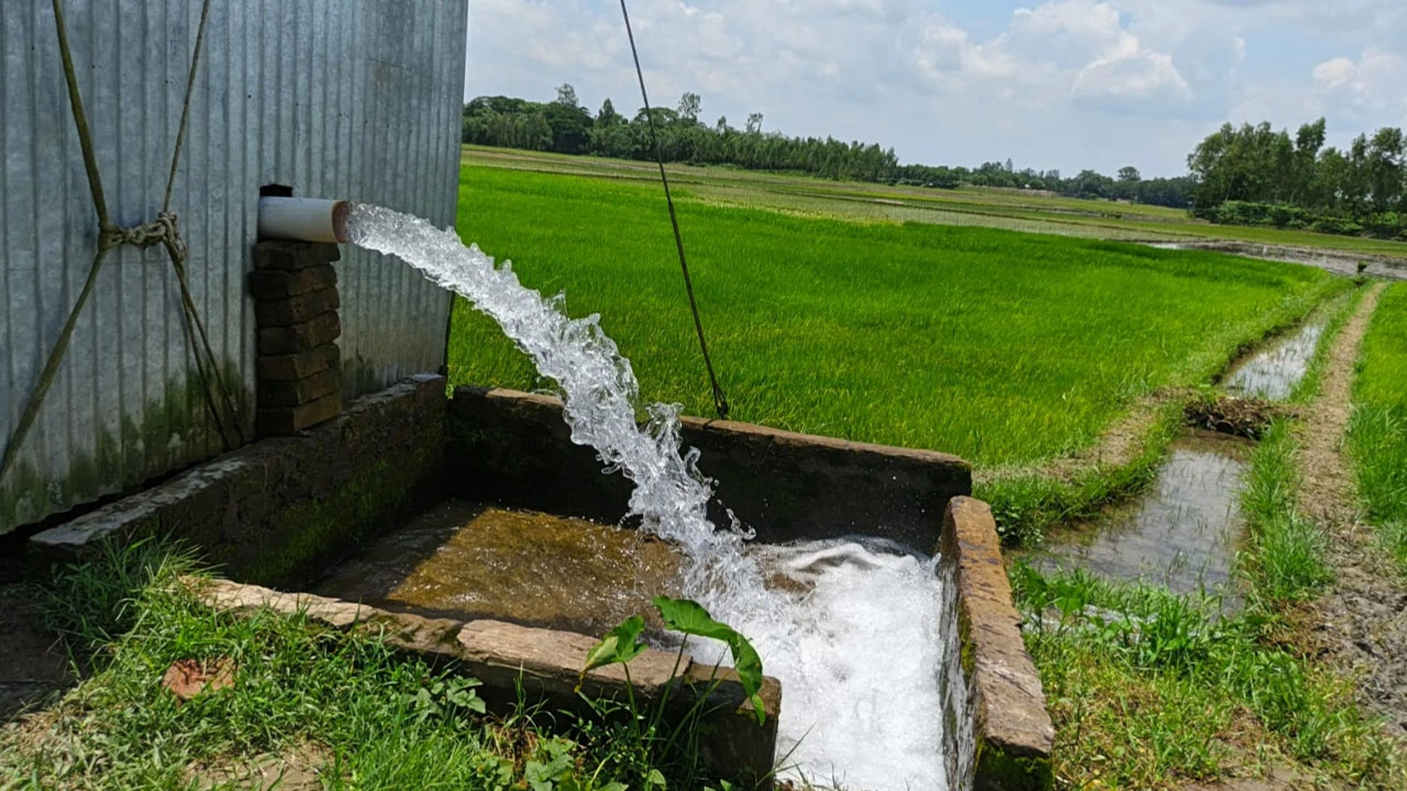 পুকুর ও কৃষিজমিতে ভূগর্ভের পানি, খাবার পানির সংকটের শঙ্কা