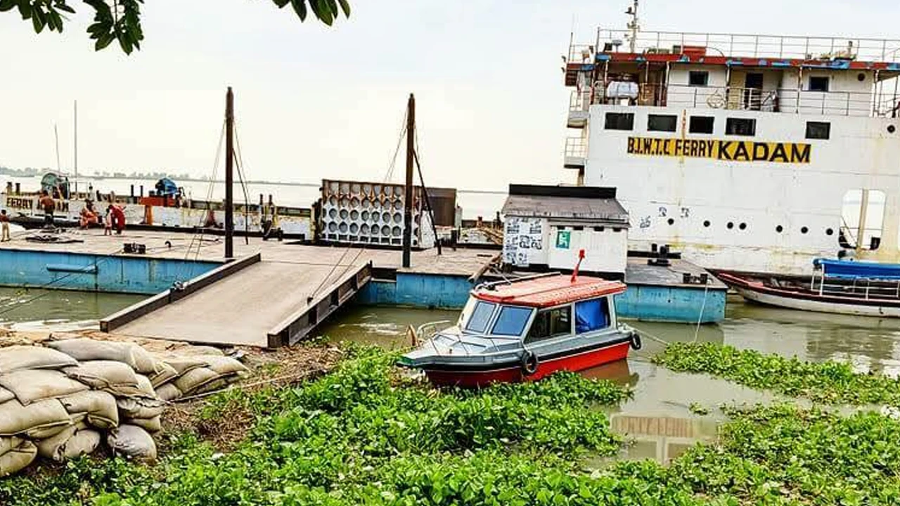 ব্রহ্মপুত্র নদে নাব্যতা সংকটে ২ সপ্তাহ ধরে ফেরি চলাচল বন্ধ