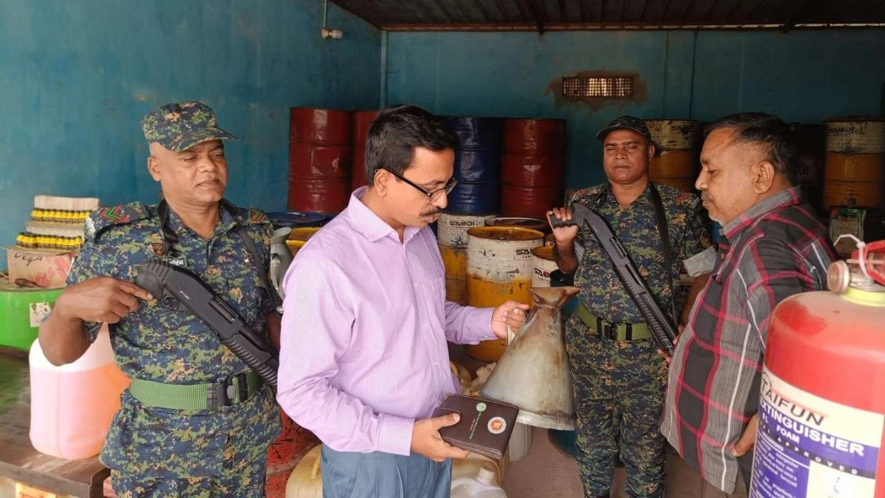 প্রতি ৫ লিটার তেলে ২০০ মিলি কম, ডিলারকে ১ লাখ টাকা জরিমানা
