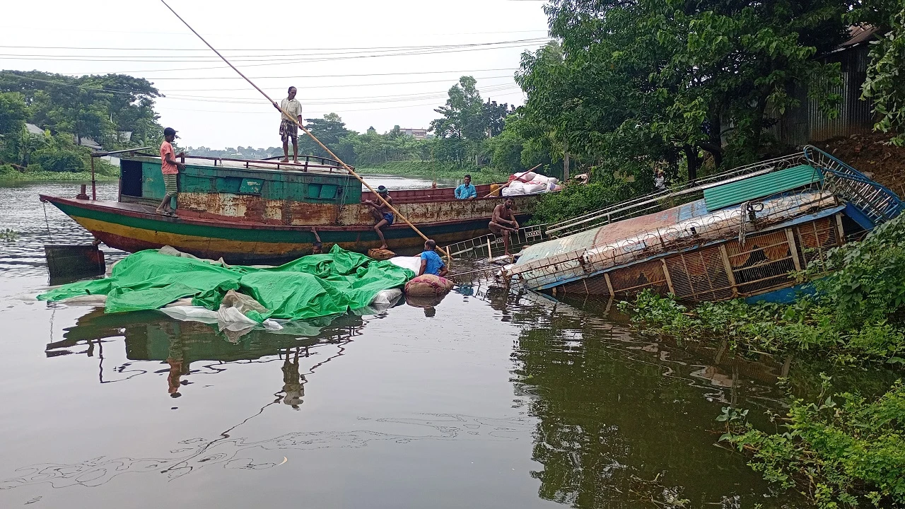 তিতাস নদীতে দেড় কোটি টাকার পণ্যবোঝাই নৌকাডুবি