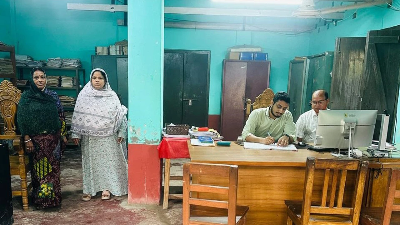 বরিশালে ভূমি অফিসের ২ কর্মচারীকে স্ট্যান্ড রিলিজ