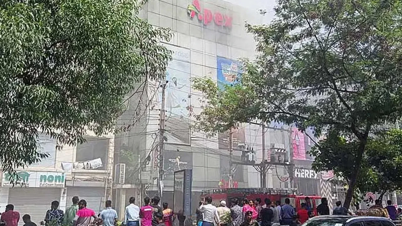 ফায়ার সার্ভিসের ৪ ইউনিটের চেষ্টায় ধানমণ্ডির আগুন নিয়ন্ত্রণে
