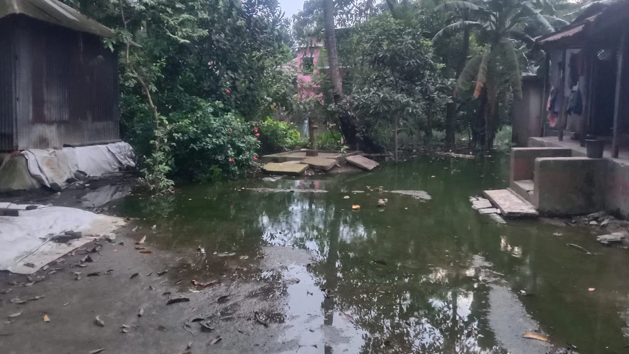 বালু ভরাটে বন্ধ পানি নিষ্কাশনের পথ, পানিবন্দী ২০০ পরিবার
