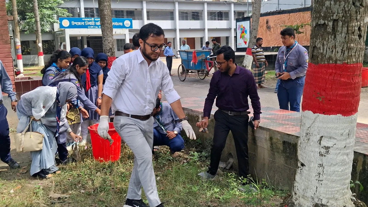হাজীগঞ্জে ইউএনও নিজেই করলেন ঝোপঝাড় পরিষ্কার