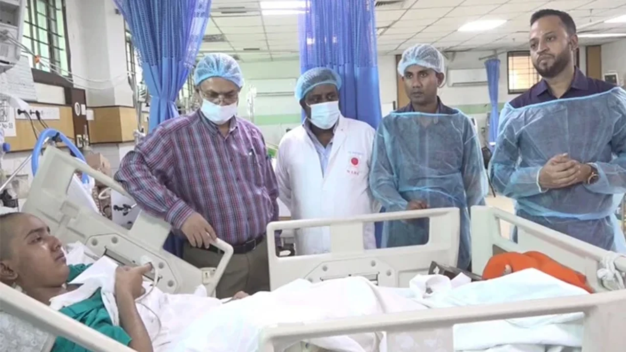 শহীদ জুবায়েরের বোনের চিকিৎসা-পরবর্তী খোঁজ নিলেন প্রধানমন্ত্রী