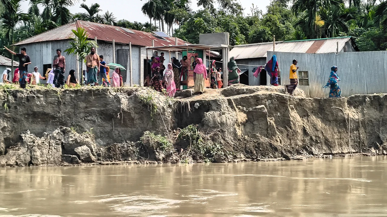 ব্রহ্মপুত্রের ভাঙন ৯ বার ভিটেহারা নাছিরন বেওয়া