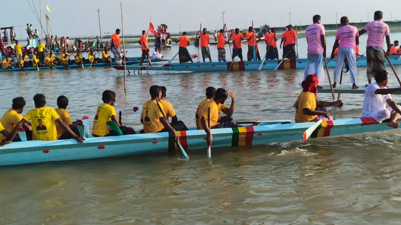 এক যুগ পর হাওরে বুকে জমজমাট নৌকাবাইচ