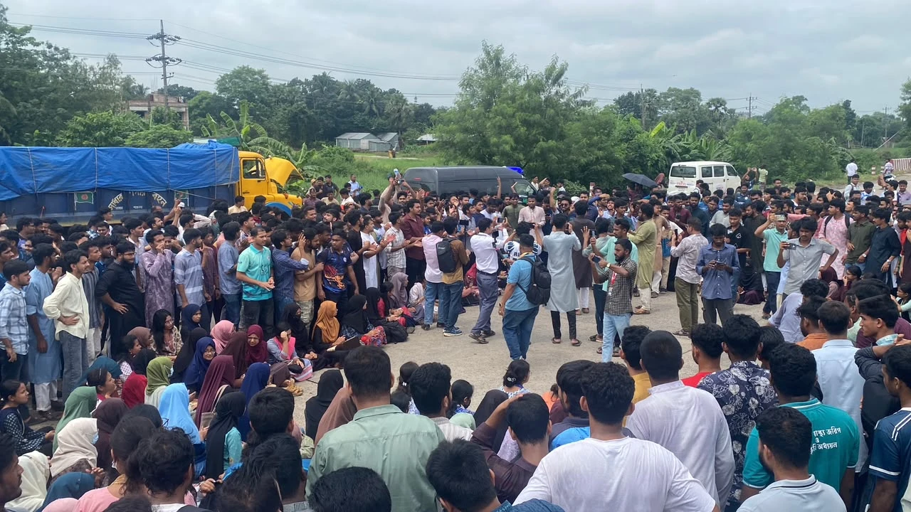 অপ্রতিম হত্যার বিচারের দাবিতে ঢাকা-চট্টগ্রাম মহাসড়ক অবরোধ