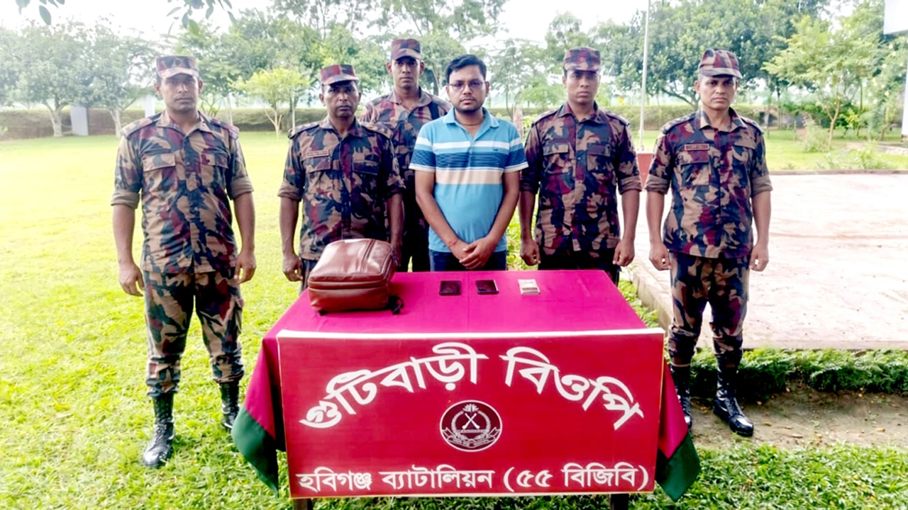 ভারতে পালানোর সময় নির্বাচন অফিসের কর্মচারী আটক