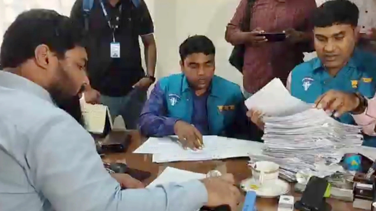 জামালপুর পাসপোর্ট অফিসে দুদকের অভিযান