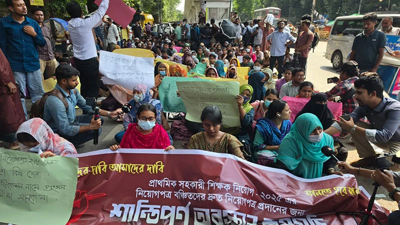 প্রাথমিকের নিয়োগবঞ্চিতদের শাহবাগে অবস্থান
